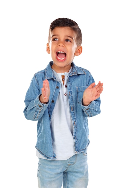 Foto niño gracioso con pelo oscuro, aplaudiendo y cantando