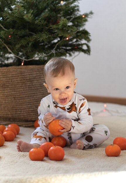 Niño gracioso sentado cerca de la víspera de año nuevo