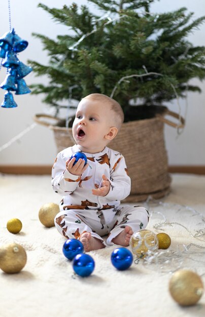 Niño gracioso sentado cerca de la víspera de año nuevo