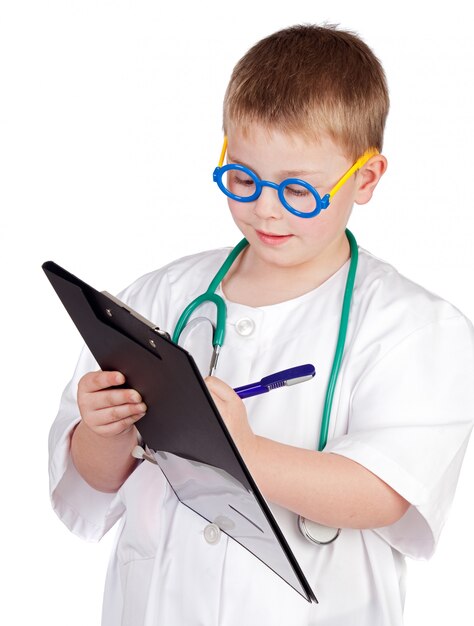 Foto niño gracioso con uniforme médico