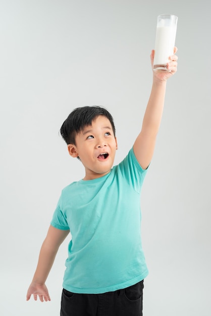 Niño gracioso con vaso de leche