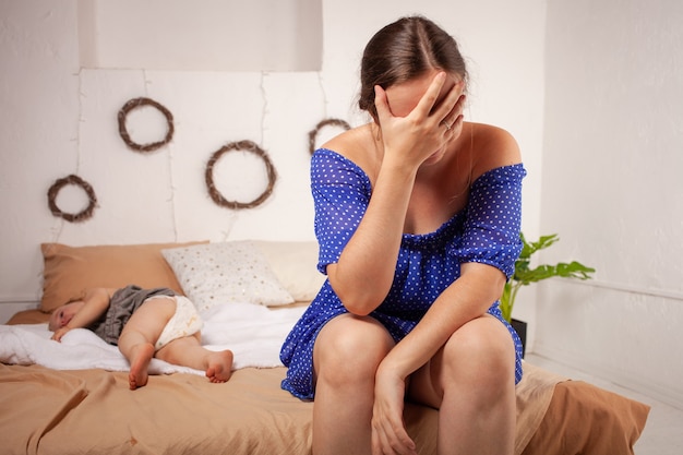 niño grita, histérico. La mujer está cansada del llanto del niño