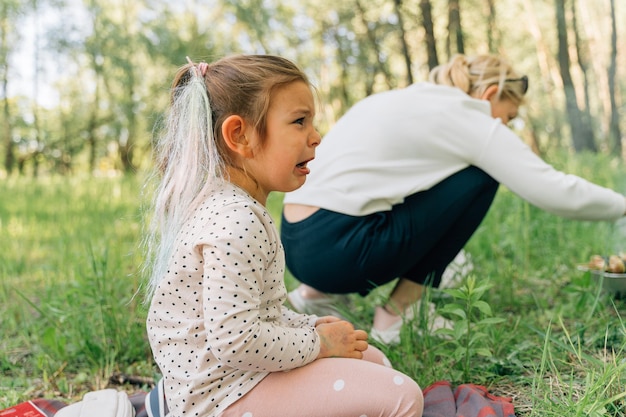 Niño gritando al aire libre en un picnic de verano en el bosque