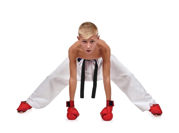 Niño con guantes rojos entrenando karate