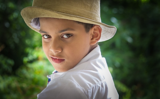 niño guapo con aspecto elegante de moda de invierno para niños o niño de moda mirando a la cámara