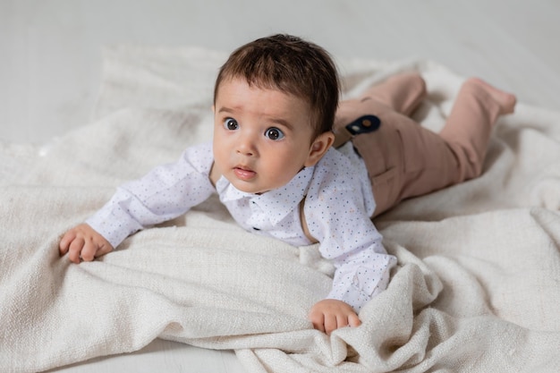 Niño guapo vestido tendido en la salud de la pancarta de la tarjeta de manta