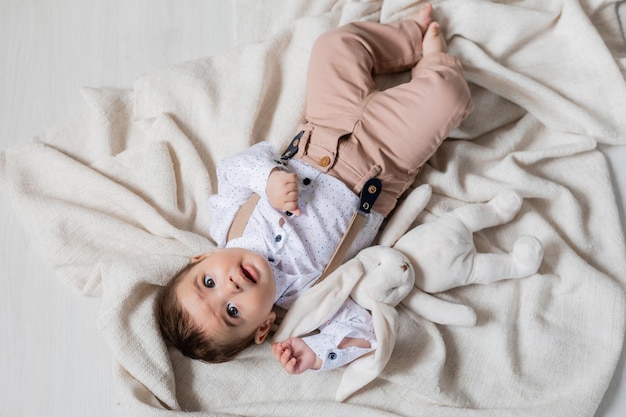 Niño guapo vestido tendido en la salud de la pancarta de la tarjeta de manta