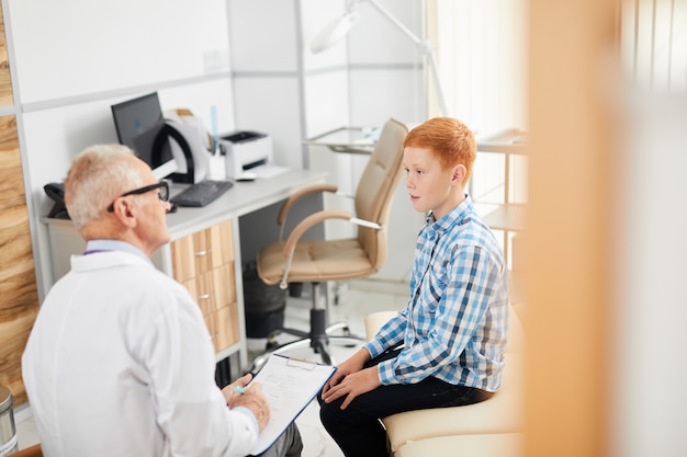 Niño hablando con el doctor