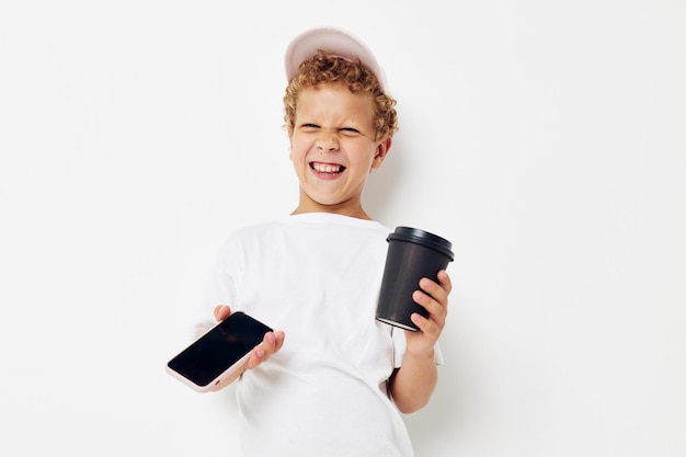 Niño hablando por teléfono con un fondo de luz de cristal negro inalterado