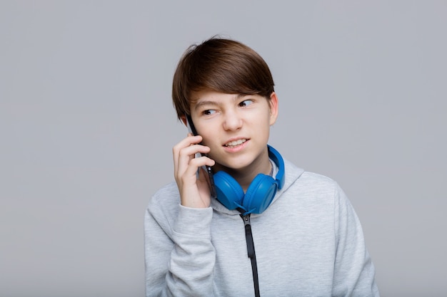 niño hablando por teléfono inteligente