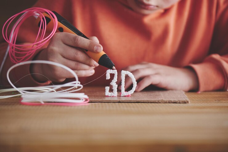 Foto niño hace figuras de plástico de volumen con bolígrafo 3d. juguete educativo stem para niños en el hogar y la escuela. juega y estudia, de cerca