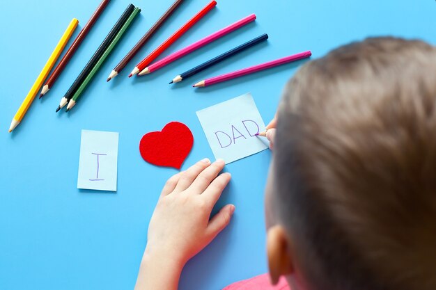 un niño hace un regalo para el día del padre