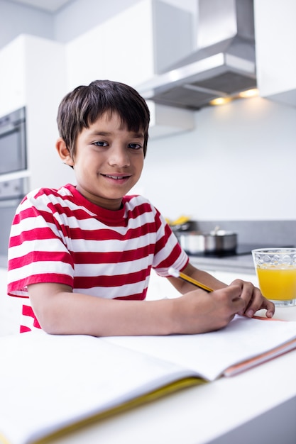 Niño haciendo los deberes en la cocina