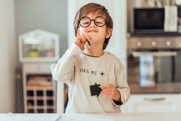 Foto niño haciendo los deberes