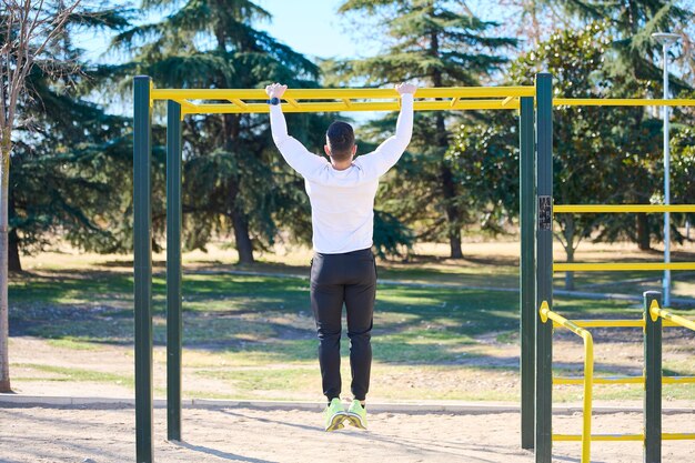 niño haciendo ejercicio en un parque