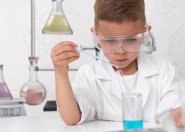 Niño haciendo un experimento en la escuela.