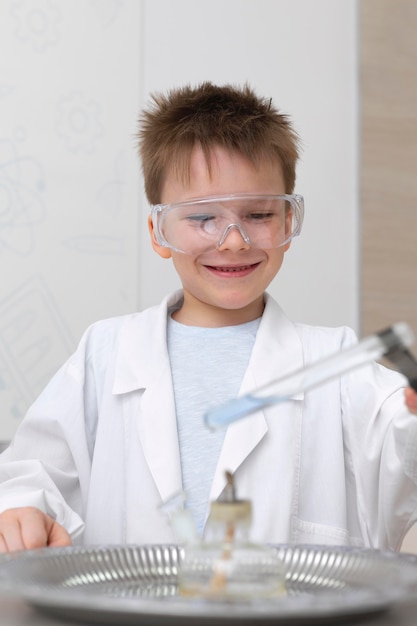 Niño haciendo un experimento en la escuela.