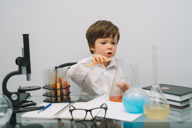 Un niño haciendo experimentos en el laboratorio.