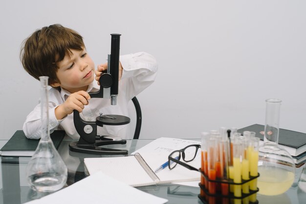 Un niño haciendo experimentos en el laboratorio.