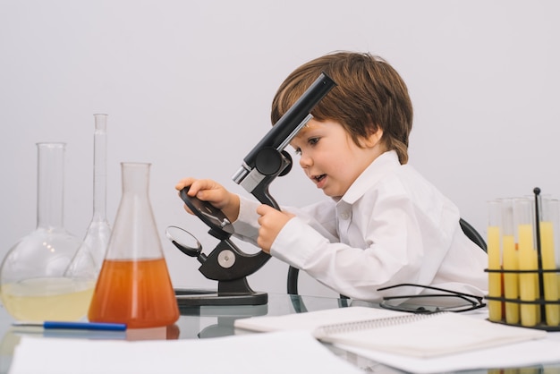 Un niño haciendo experimentos en el laboratorio.