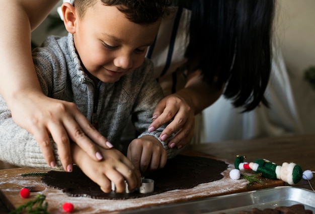 Niño haciendo galletas de navidad