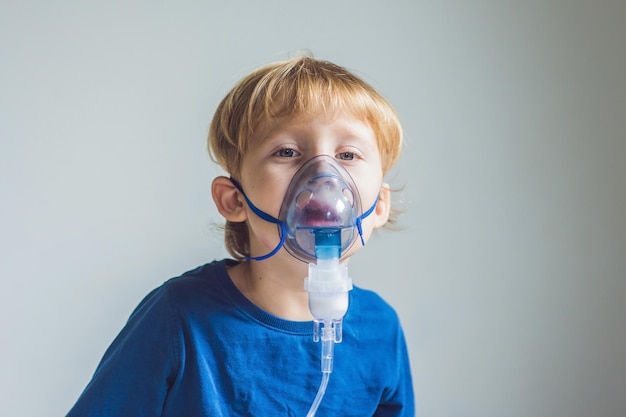 Niño haciendo inhalación con un nebulizador en casa