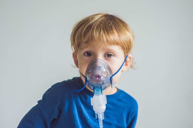 Niño haciendo inhalación con un nebulizador en casa