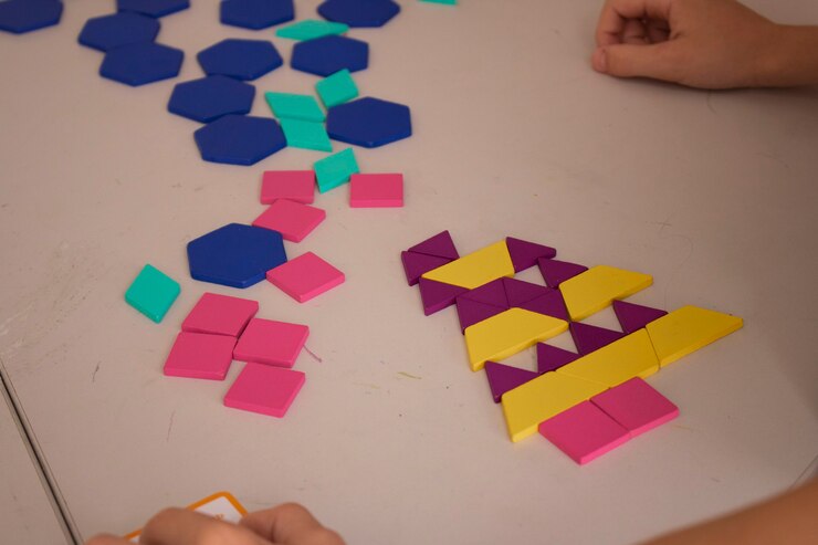 Foto niño haciendo juguetes de plástico de colores de cerca