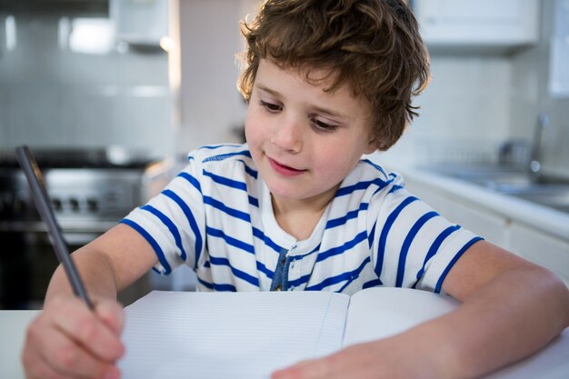 Niño haciendo su tarea