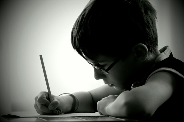 Niño haciendo la tarea en casa