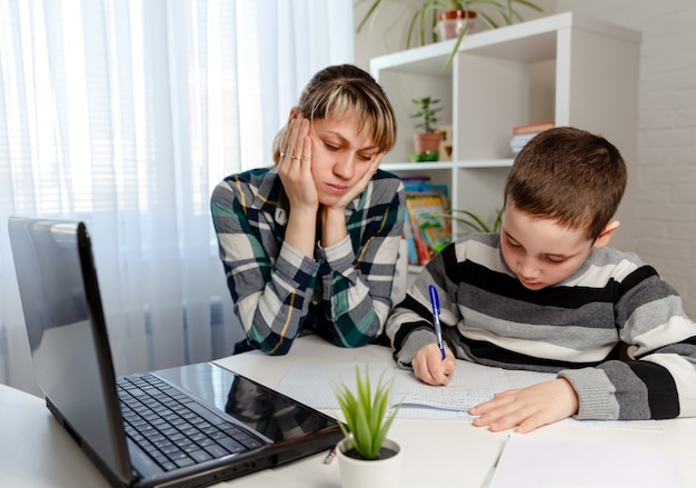 Niño haciendo la tarea en casa