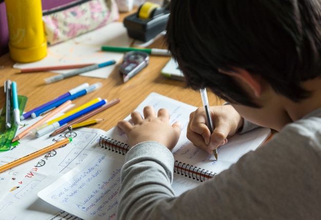 Niño haciendo tarea