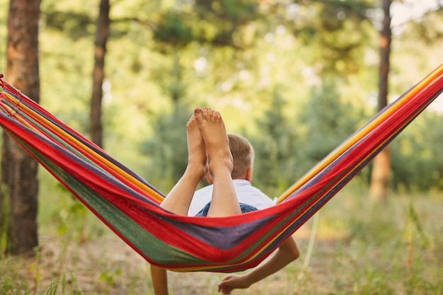 Niño en hamaca Actividades y diversión para niños al aire libre