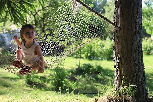 Niño en hamaca en la naturaleza