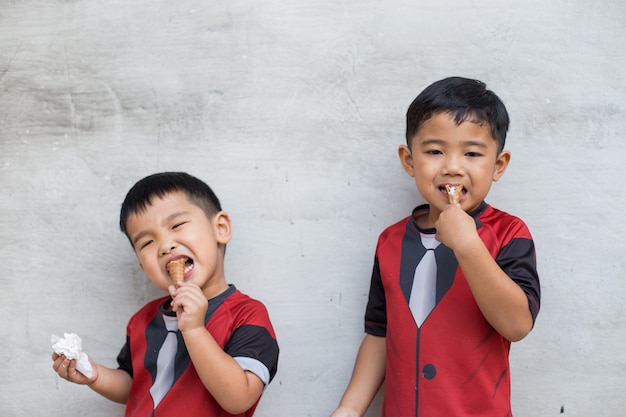 Foto niño y helado