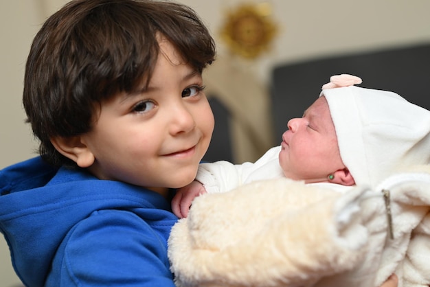 niño con hermana recién nacida