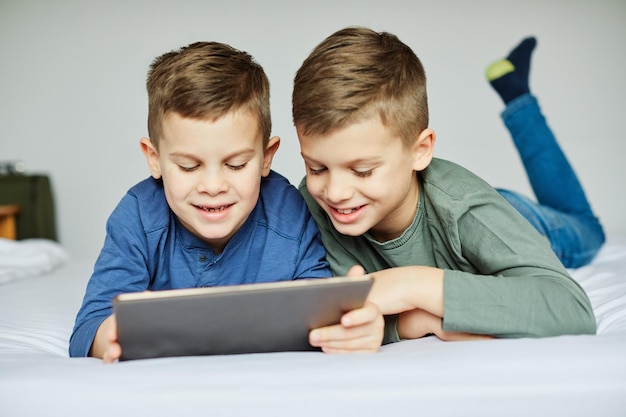 Niño hermano amigo divirtiéndose tablet portátil niño feliz