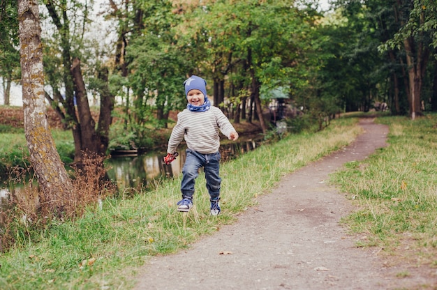 Niño hierba al aire libre calzado pequeño