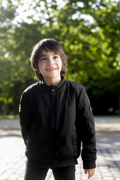 Niño hispano feliz en el parque