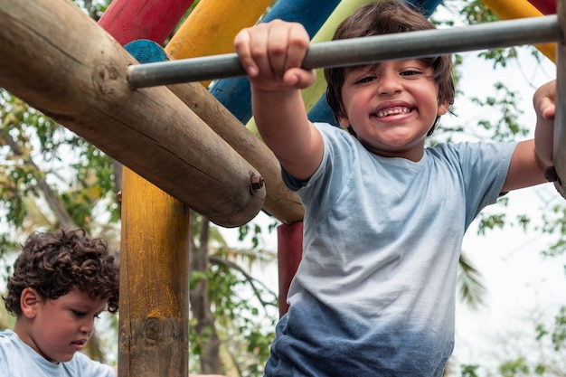 Niño hispano jugando en el patio de recreo