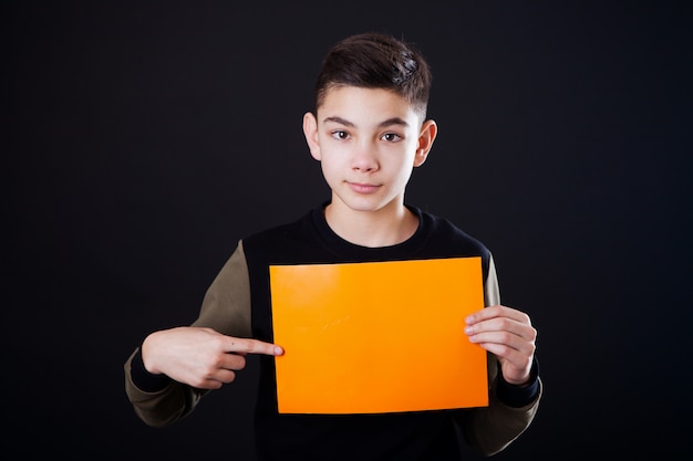 Un niño con una hoja de papel publicitario