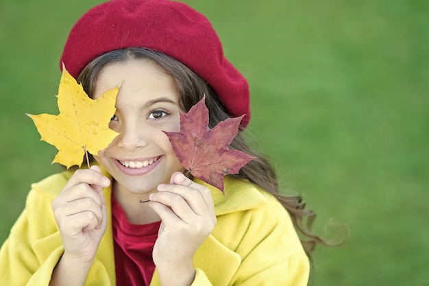 Niño con hojas de arce otoñales caminando La comodidad otoñal está a la vuelta Niña emocionada por la temporada de otoño Consejos para convertir el otoño en la mejor temporada Niño niña cara sonriente sostener hojas de arce