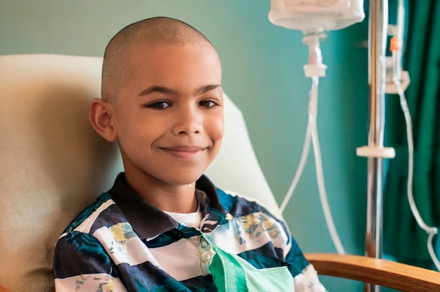 Foto niño en un hospital con tratamiento de cáncer