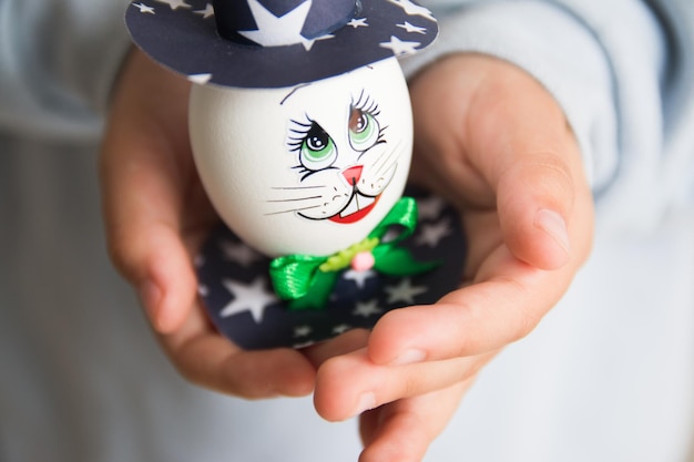 Foto niño con un huevo de pascua decorado