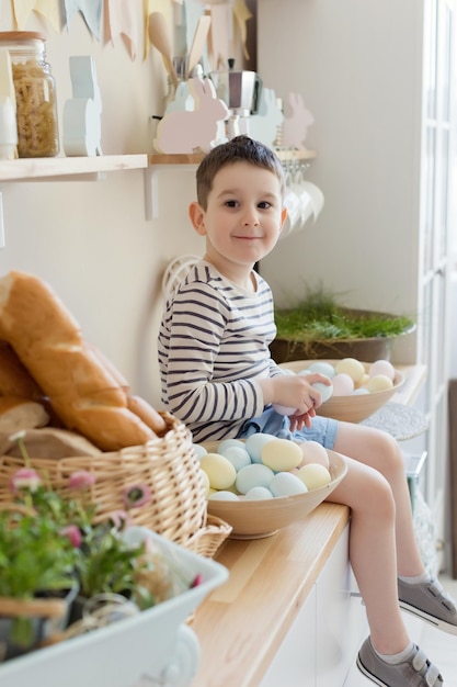 Niño con huevos de Pascua y decoración.