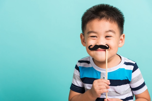 Niño inconformista con bigote negro cara cercana