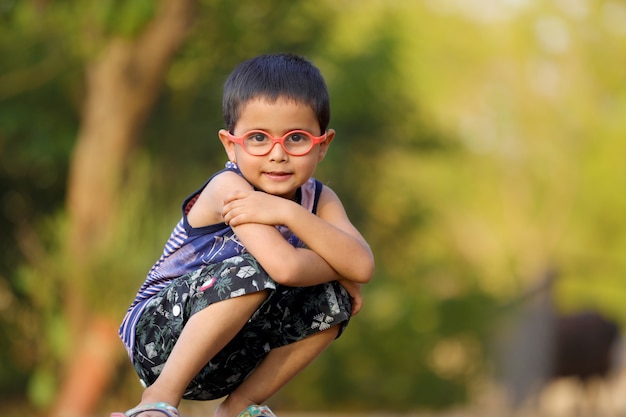 Niño indio en anteojos