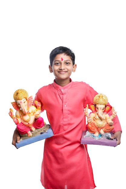 Niño indio celebra el festival del señor ganesha