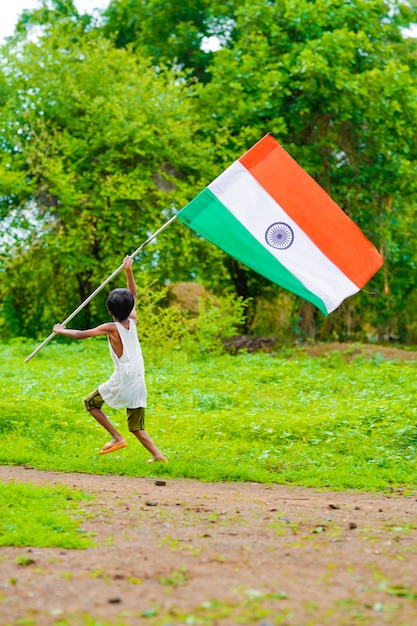 Niño indio celebrando el día de la independencia o la República de la India