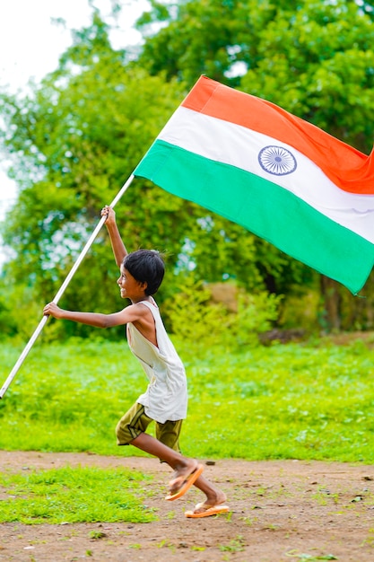 Niño indio celebrando el día de la independencia o la República de la India